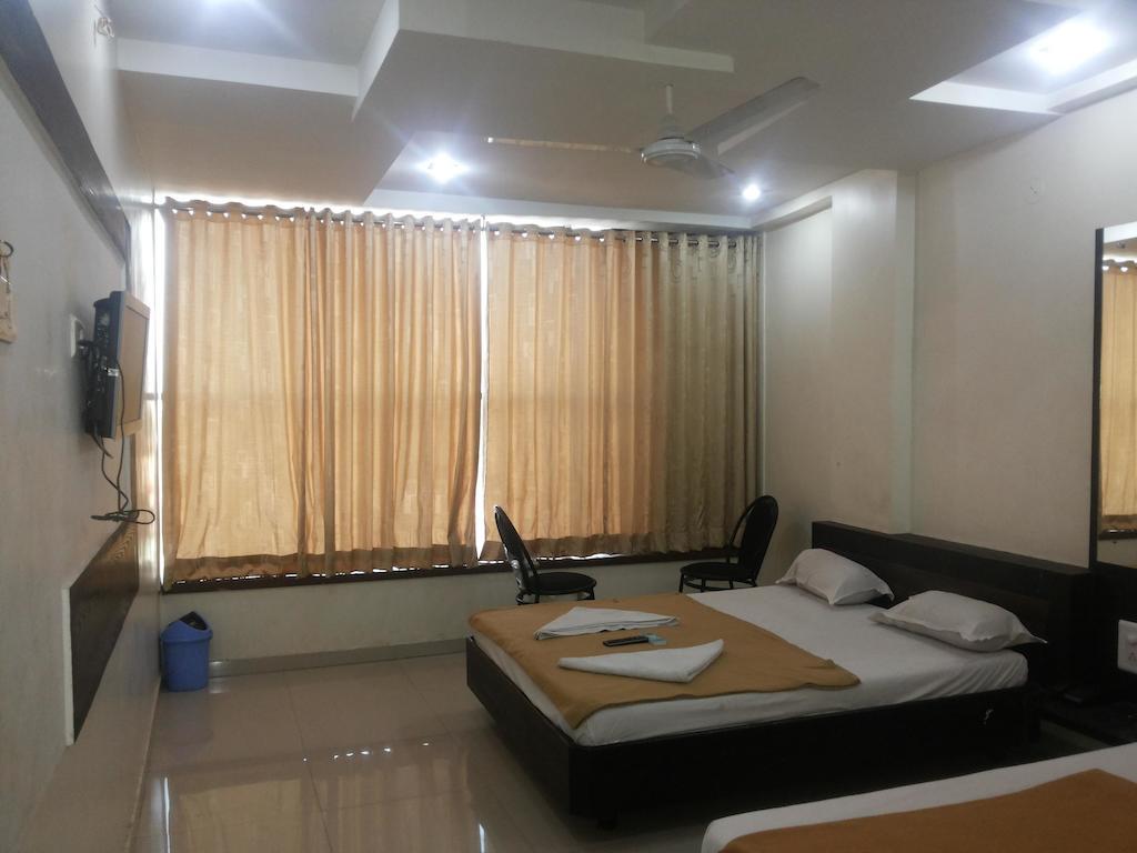 Hotel Sai Galaxy Inn Ширди Экстерьер фото