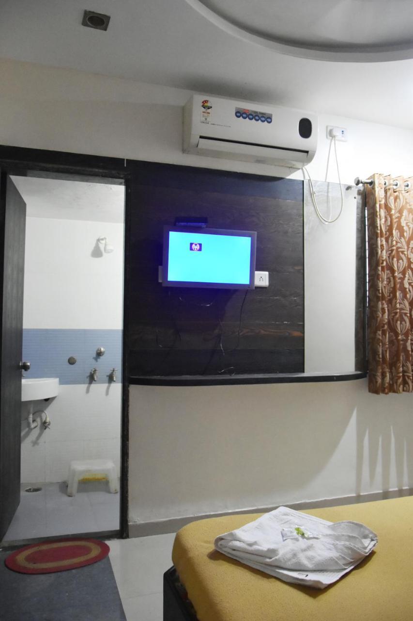Hotel Sai Galaxy Inn Ширди Экстерьер фото
