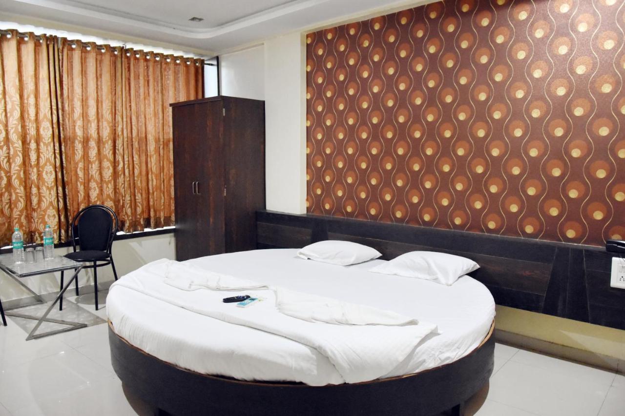 Hotel Sai Galaxy Inn Ширди Экстерьер фото